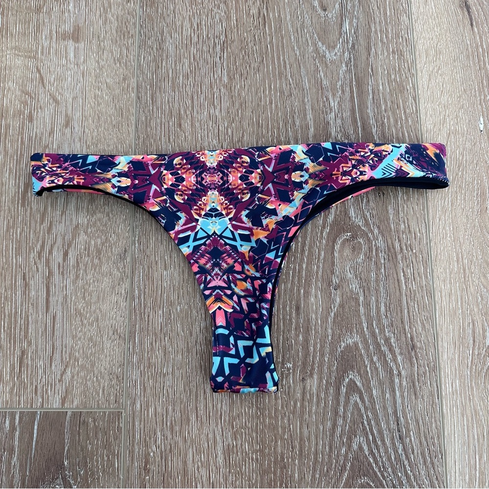 Reversible thong bikini bottoms